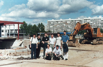 Участники МОЛОТ-2 перед тем, как разойтись по домам, на фоне строительства станции метро "Улица Академика  Янгеля"