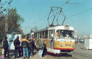 Участники акции встречают очередной трамвай